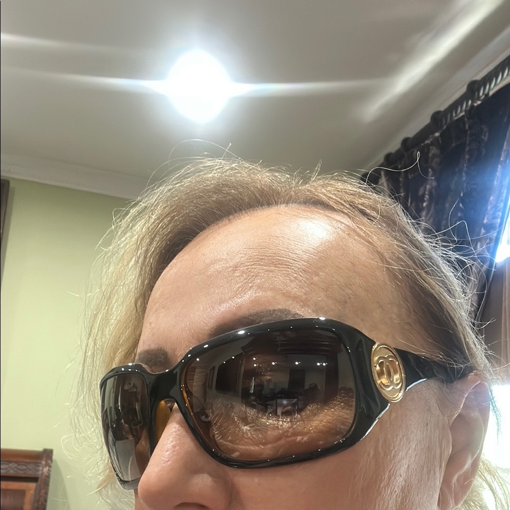 CHANEL Black Sunglasses with Elegant Oversized Frames - Picture 11 of 12